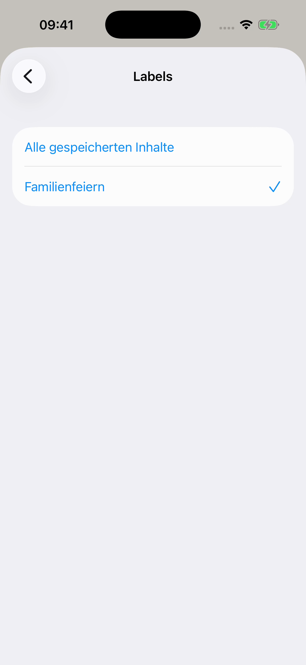 Die Ansicht Labels in Chat Archive mit dem ausgewählten Label „Familienfeiern“ und „Alle gespeicherten Inhalte“ darüber. Frei erfundenes Beispiel.