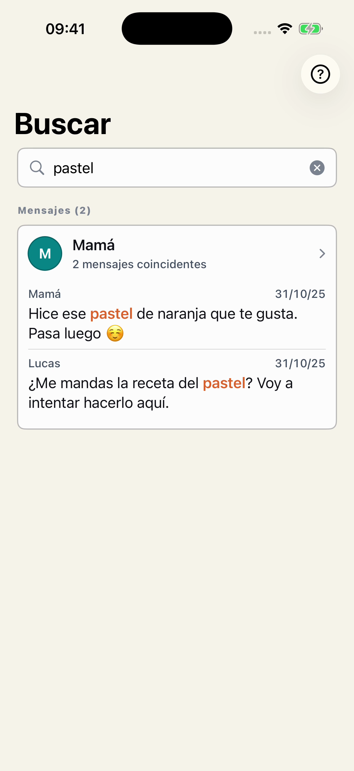 Búsqueda de pastel en Chat Archive, con la palabra resaltada en dos resultados de una conversación ficticia entre Mamá y Lucas, con nombres y fechas.