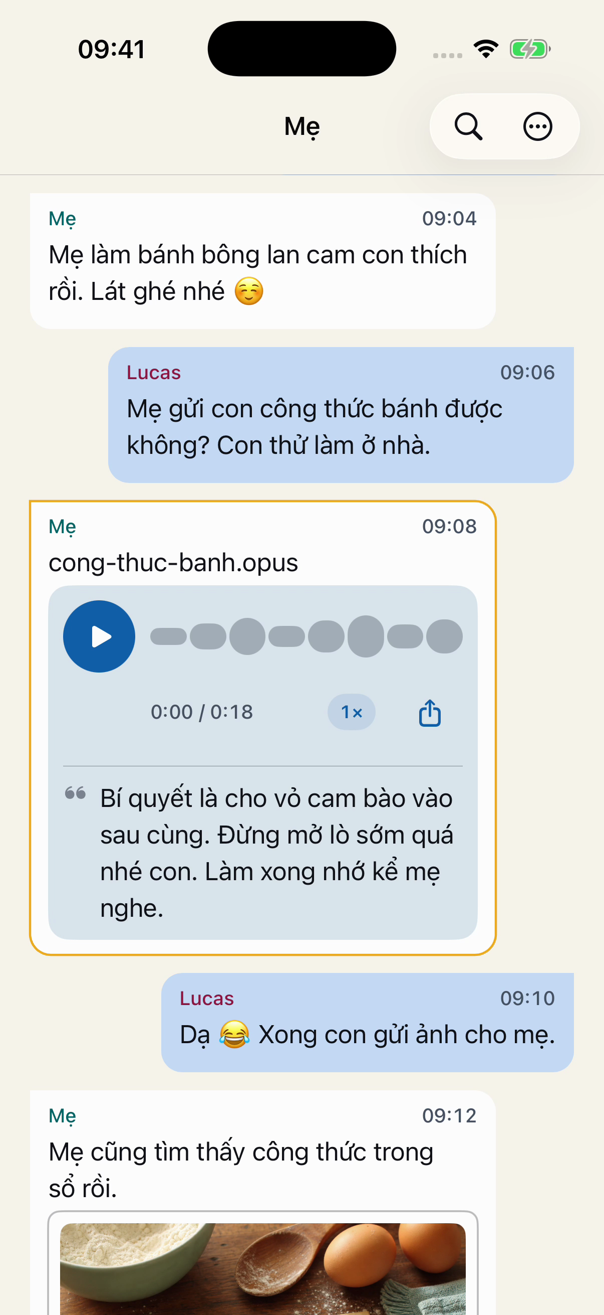 Các tin nhắn hư cấu theo thứ tự trong Chat Archive: Lucas hỏi xin công thức, Mẹ gửi tin nhắn thoại và anh hứa gửi ảnh chiếc bánh.