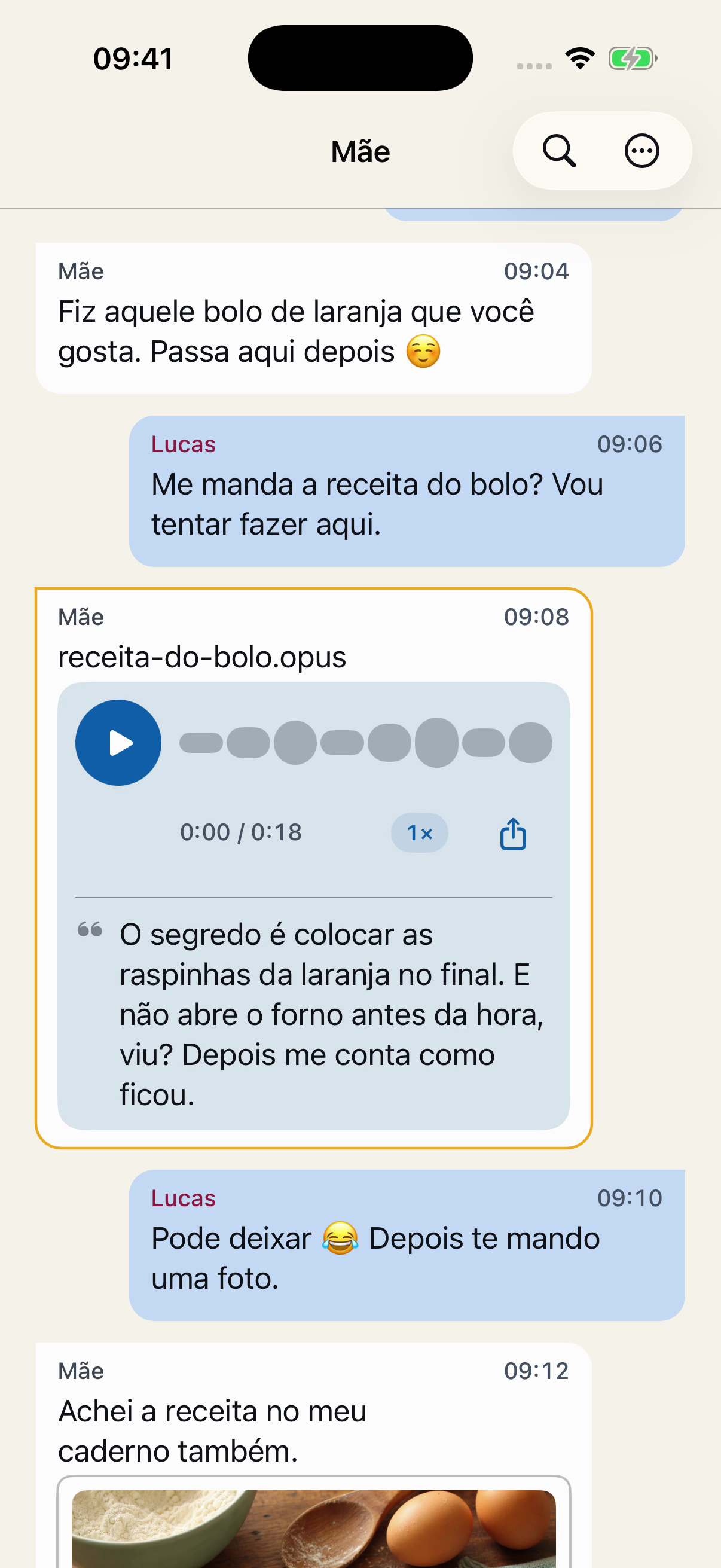 Mensagens fictícias em ordem no Chat Archive: Lucas pede a receita, Mãe envia o áudio e ele responde que vai mandar uma foto do bolo.