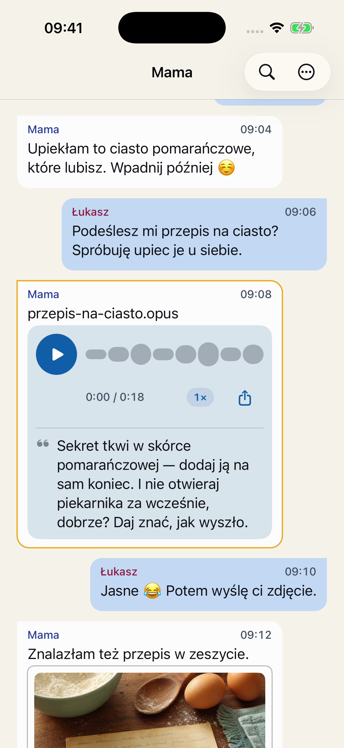 Fikcyjne wiadomości w kolejności w Chat Archive: Łukasz prosi o przepis, Mama wysyła wiadomość głosową, a on obiecuje zdjęcie ciasta.