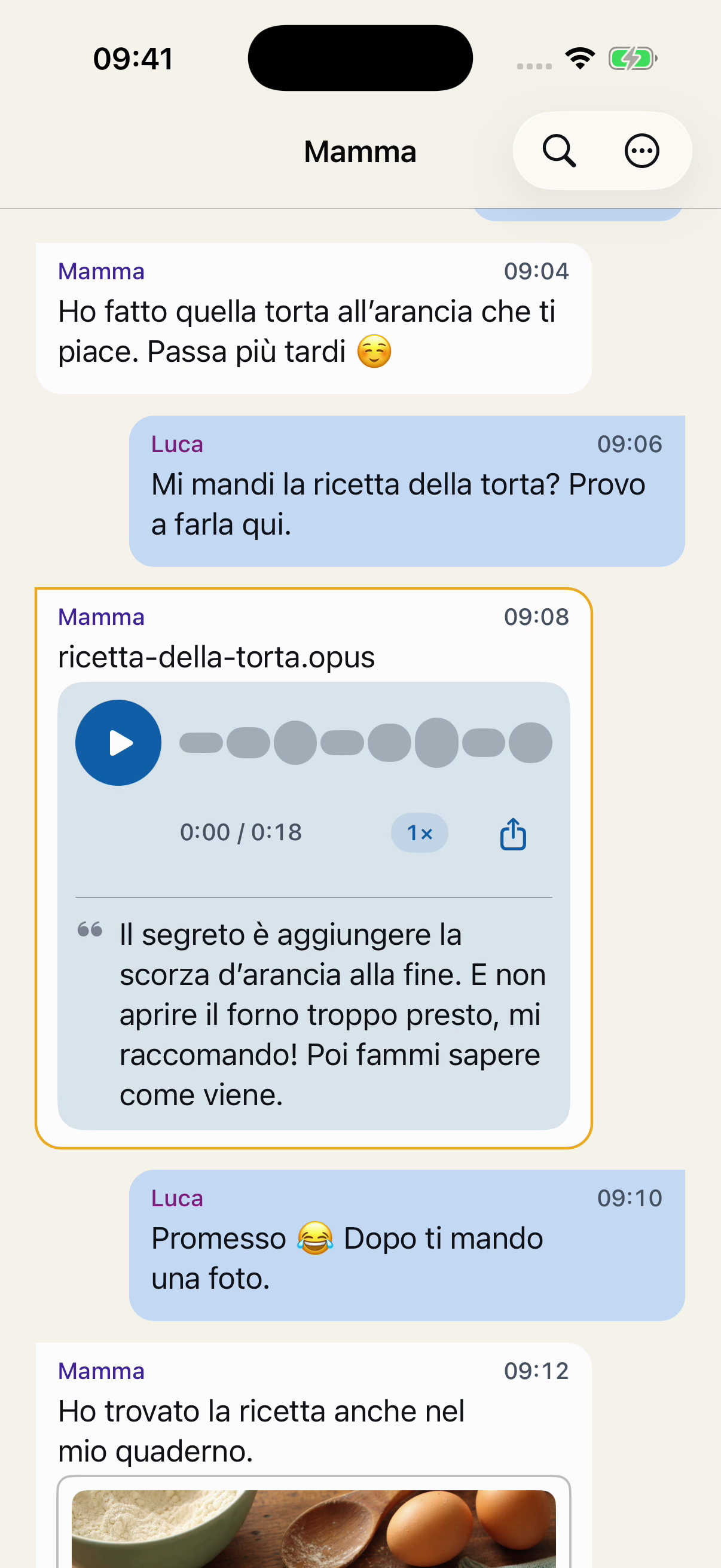 Messaggi fittizi in ordine in Chat Archive: Luca chiede la ricetta, Mamma invia un vocale e lui risponde che manderà una foto della torta.