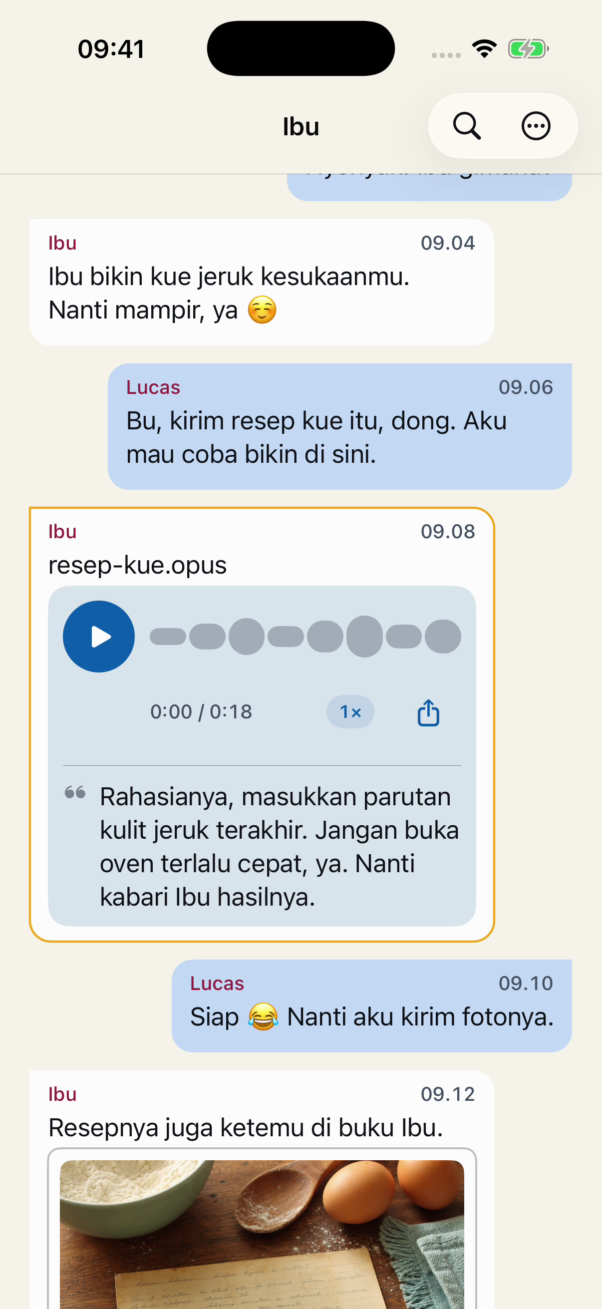 Pesan fiktif yang berurutan di Chat Archive: Lucas meminta resep, Ibu mengirim pesan suara, lalu ia menjawab akan mengirim foto kuenya.
