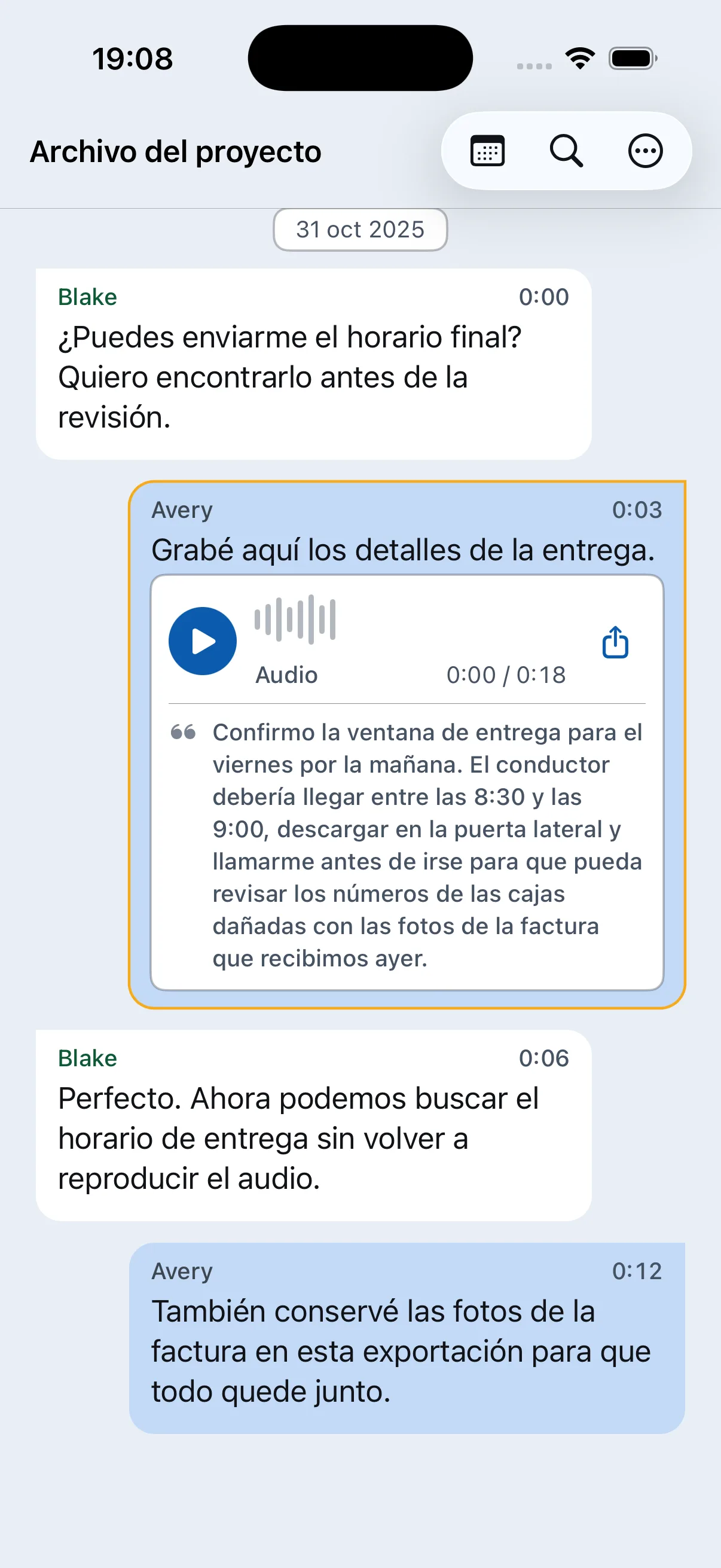 Chat Archive muestra la transcripción de un mensaje de voz sobre el horario de entrega en una conversación de proyecto