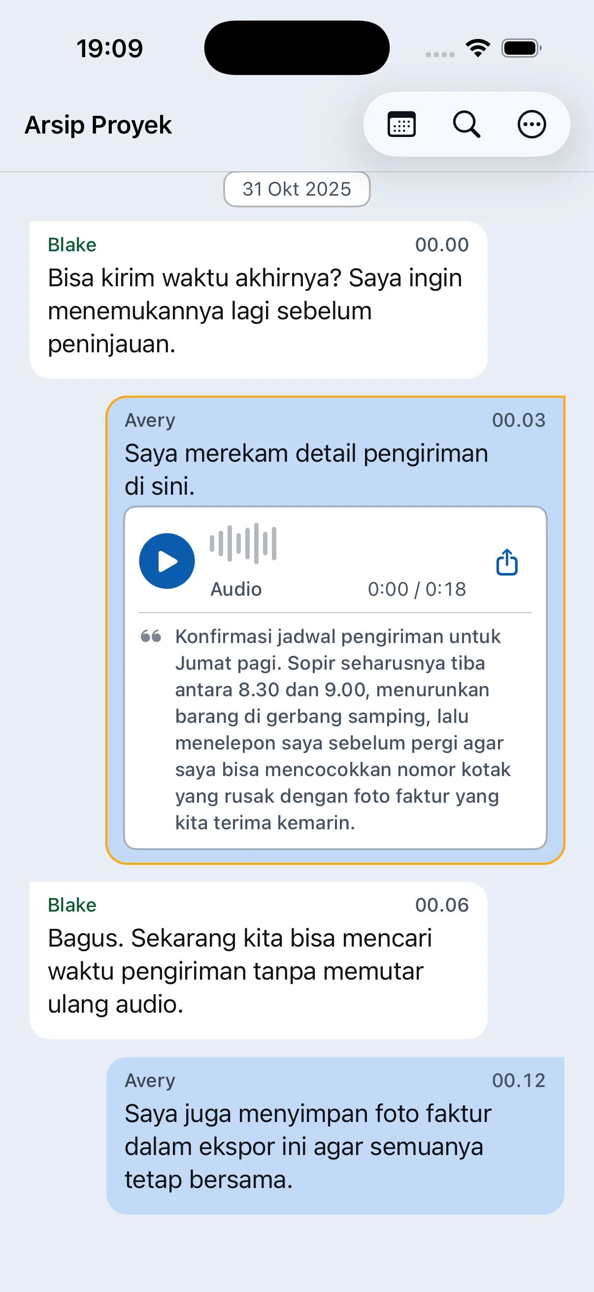 Chat Archive menampilkan transkrip pesan suara tentang jadwal pengiriman dalam percakapan proyek